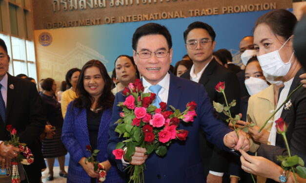 “จุรินทร์” อำลาตำแหน่ง คนพาณิชย์ร่วมมอบดอกไม้และกำลังใจ