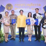 สสส. คว้ารางวัลจาก ยธ. ชูผลงานช่วยคนไทยไร้สิทธิเข้าถึงบริการสุขภาพประชาชน